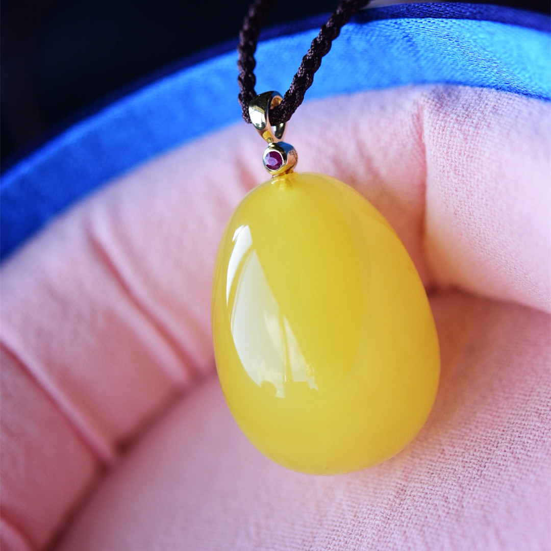 一斤钻戒 天然无优化 鸡油黄蜜蜡吊坠项链搭配18K金天然翡翠手工