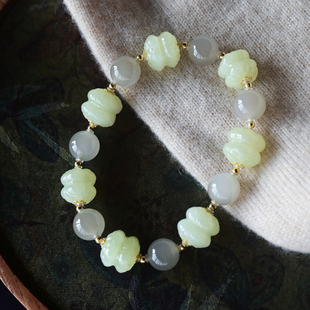 一斤钻戒 天然和田玉黄口料搭配烟紫手串 并蒂莲雕刻 18K金配饰