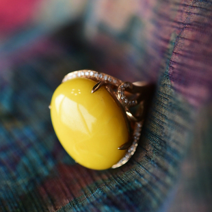 一斤钻戒 天然原矿蜜蜡戒指 难得的蜜蜡大蛋面  18k金 港码圈口7