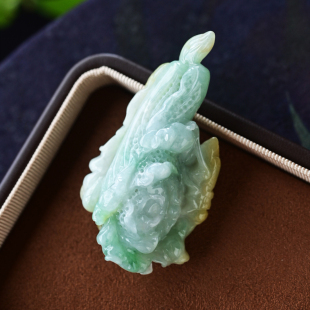 饱满 一斤钻戒 一物一图 天然缅甸A货翡翠白菜吊坠 淡绿底飘黄翡