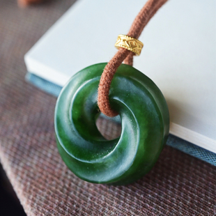 一斤钻戒 天然和田碧玉吊坠 精美的回纹碧玉平安扣 手工绳设计