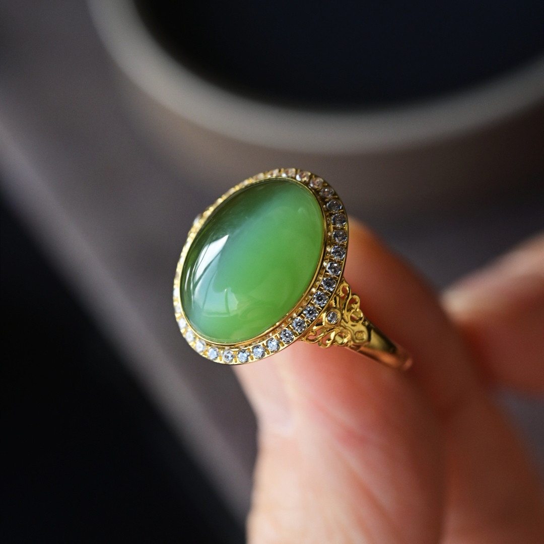 一斤钻戒 天然和田猫眼碧玉戒指 颜色鲜亮均匀 18K金 气质百搭