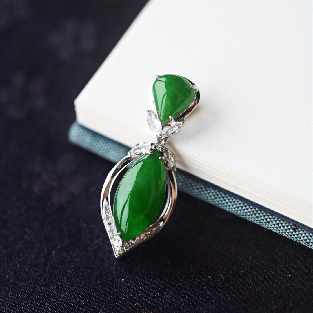 一斤钻戒一物一图 天然缅甸A货翡翠吊坠 18K金镶嵌绿色水滴蛋面