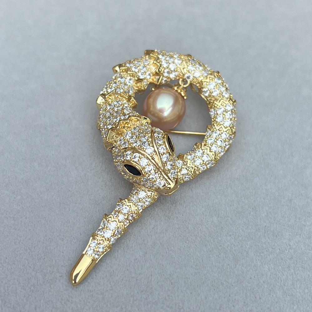 金蛇舞动 镜面极亮丝滑细腻全无瑕 天然淡粉色AK珍珠胸针9mm