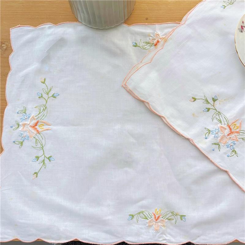 H313 手工彩绣餐盘垫一对 49×34cm 白色棉质