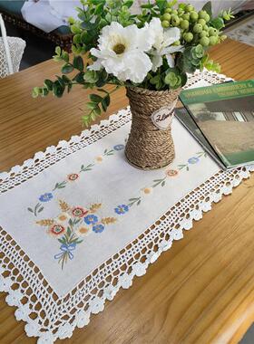 D112手绣彩花钩针边桌旗白色麻质70x30cm