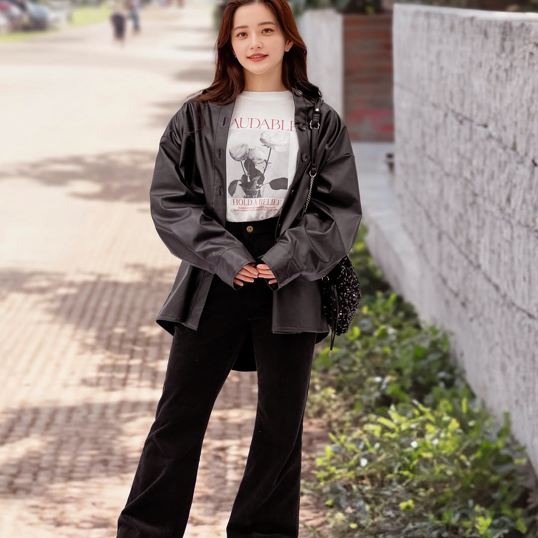 休闲百搭翻领系扣长袖皮衣外套女