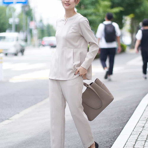 珍珠装饰小衫+松紧腰小脚西装裤