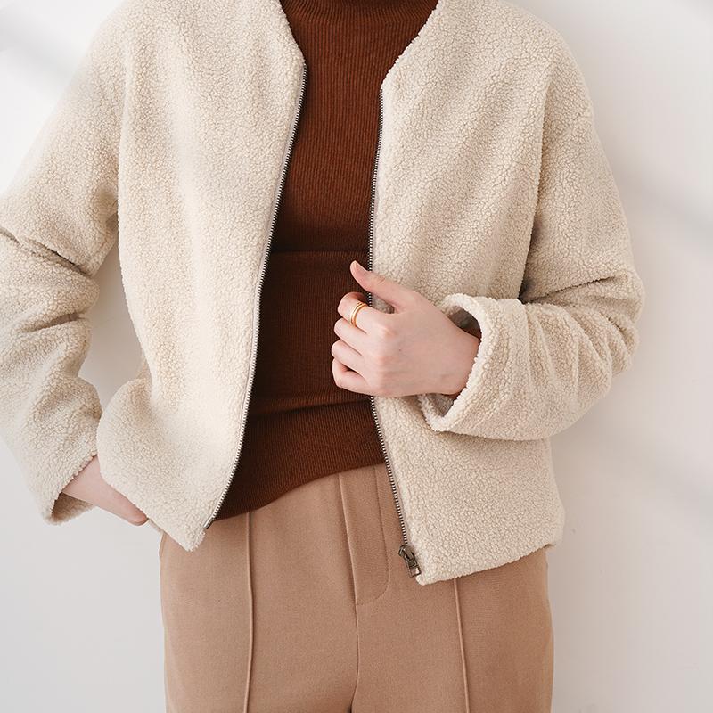 羊羔绒V领短款绒外套简约大方