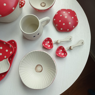 童趣可爱红蘑菇造型餐具 ing风手绘波点蘑菇系列立体松鼠双耳面碗