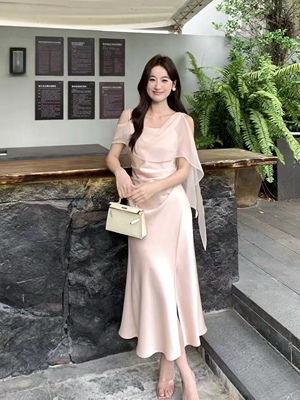 法式设计感飘带缎面气质吊带连衣裙女2026年新款夏季收腰显瘦长裙