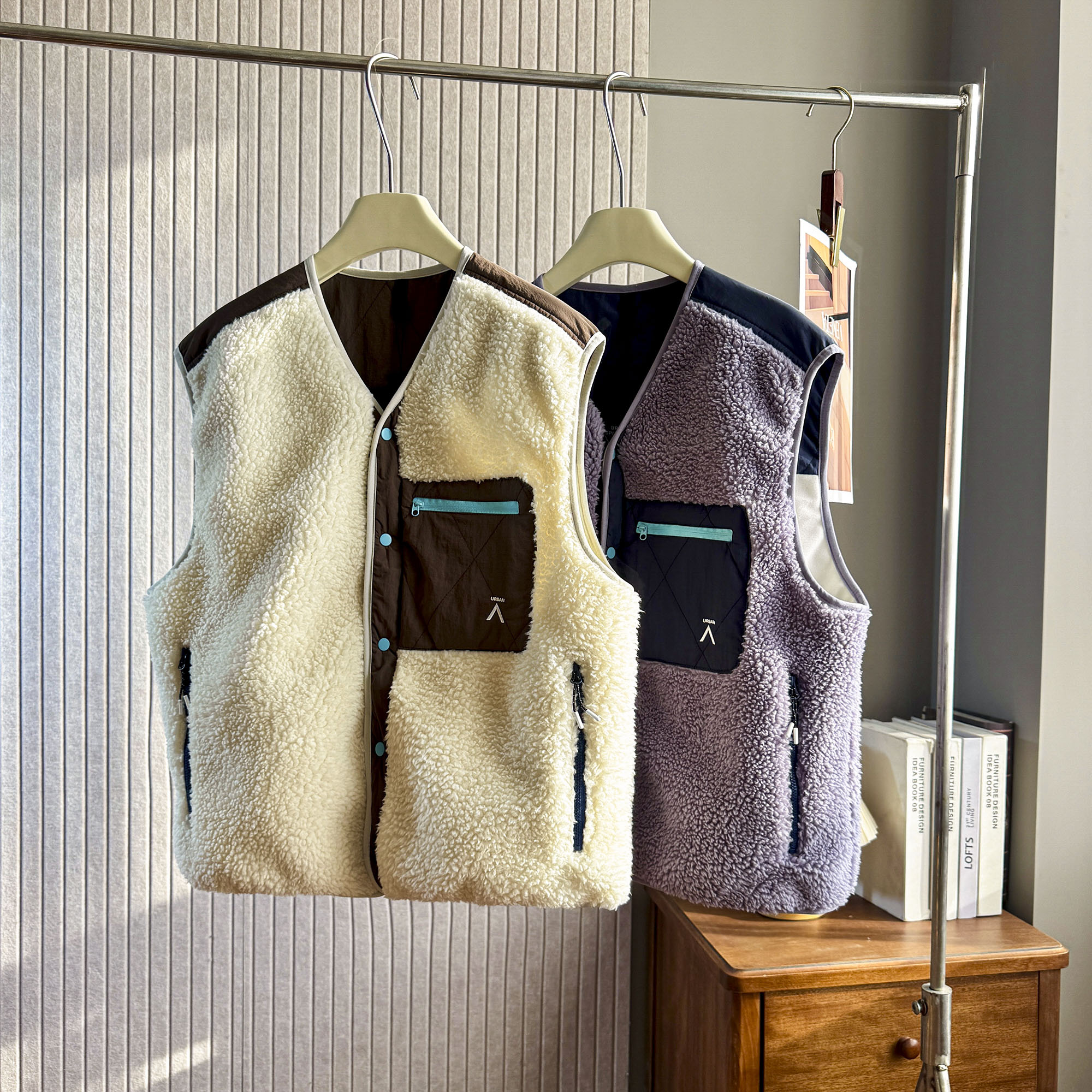 通勤风V领单排扣羊羔毛马甲冬季加厚保暖撞色拼接户外背心外套女