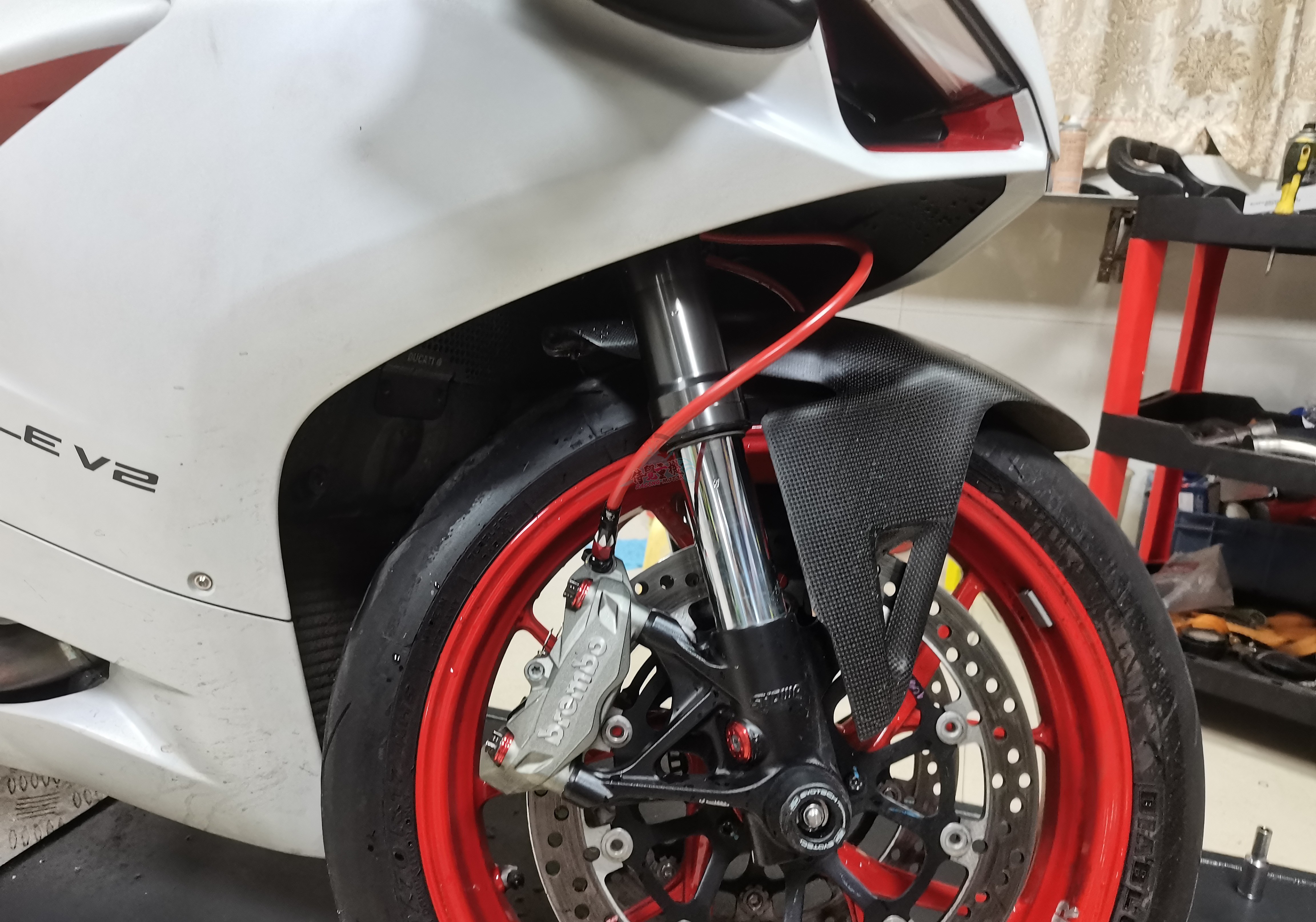 杜卡迪V2959改装加路达油管钢喉