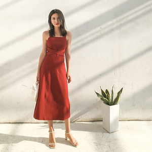 气质红色吊带连衣裙