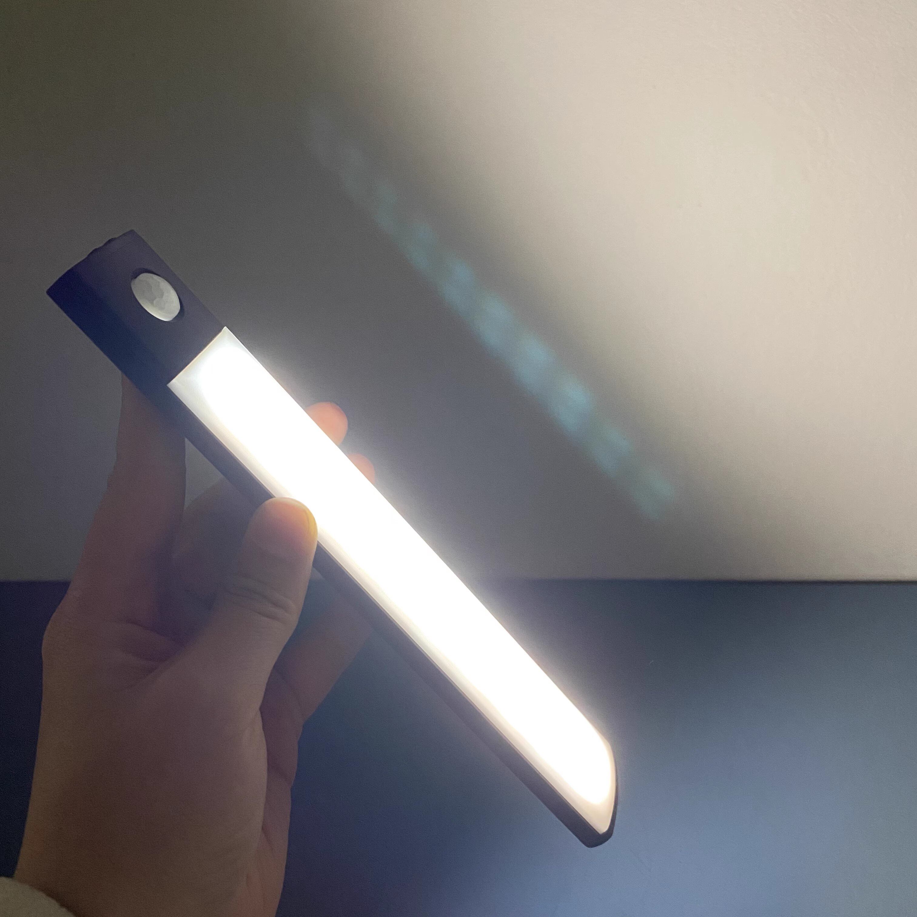 赶紧囤！智能人体感应小夜灯LED衣柜灯带磁吸充电橱柜灯长条灯