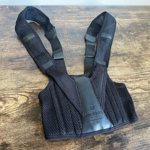 运动伙伴腰背佳后整流带运动上衣