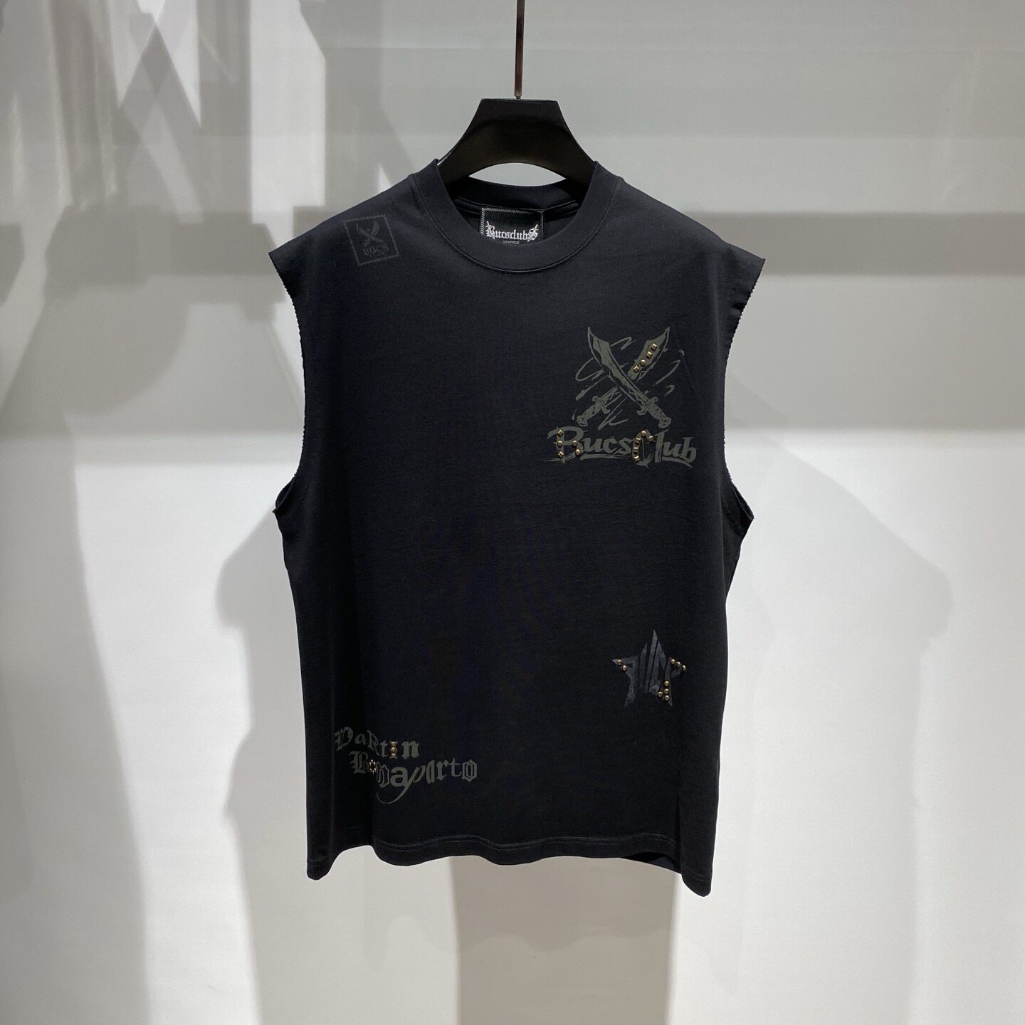 Dartin Bonaparto 26春夏双刀骷髅头logo字母印花铆钉男士无袖T恤