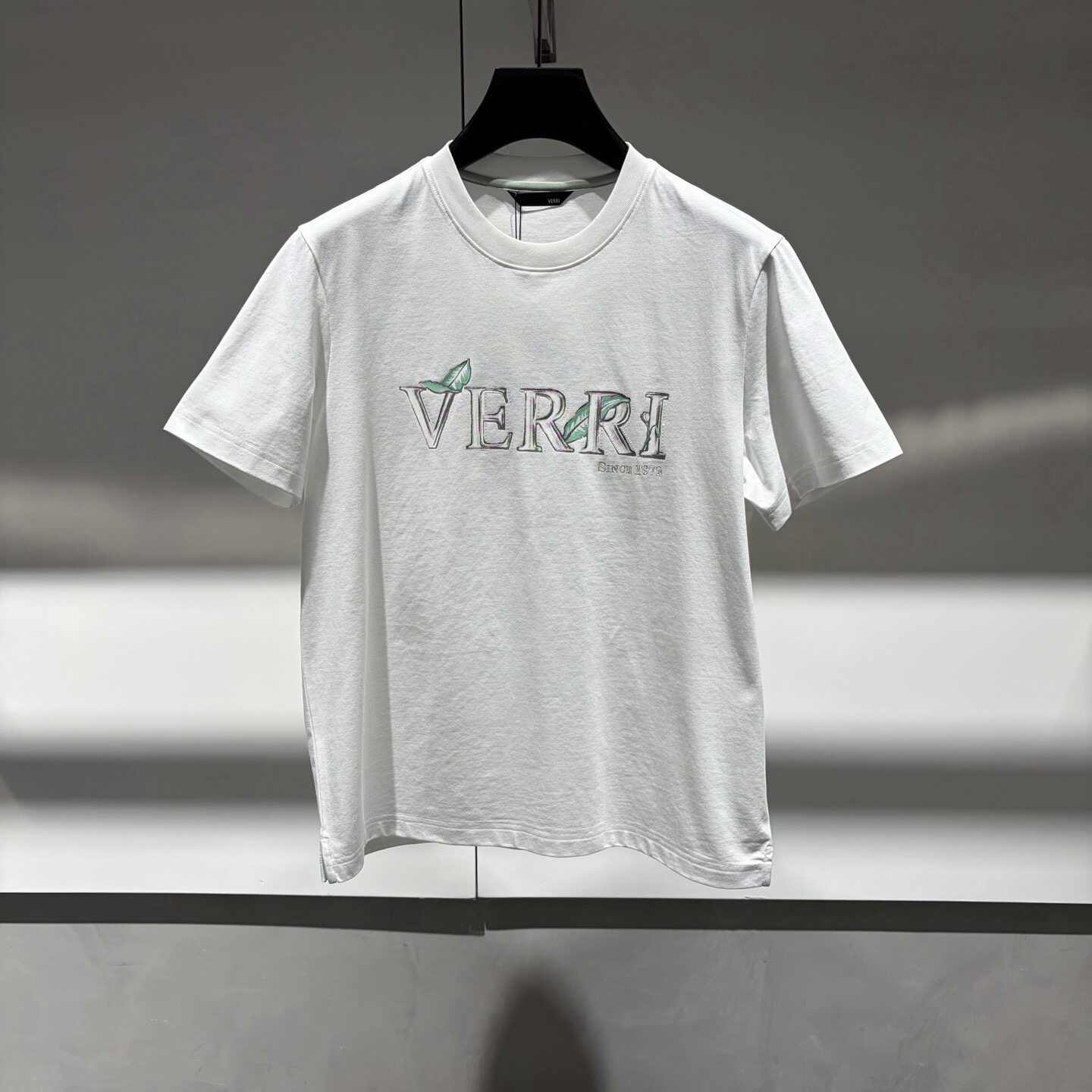 VERRI 26春夏新款logo字母树叶印花烫钻男士圆领短袖T恤
