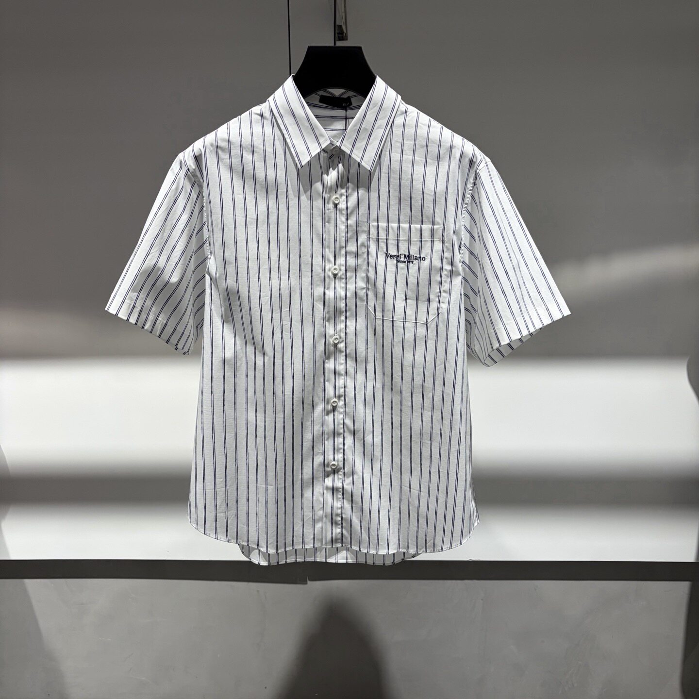 VERRI 26春夏新款logo字母刺绣竖条男士短袖衬衫 281003