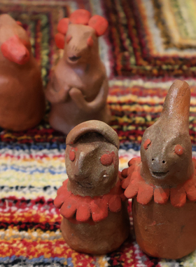 老挝旅行带回孤品村庄女人手捏陶土可爱动物红色摆件