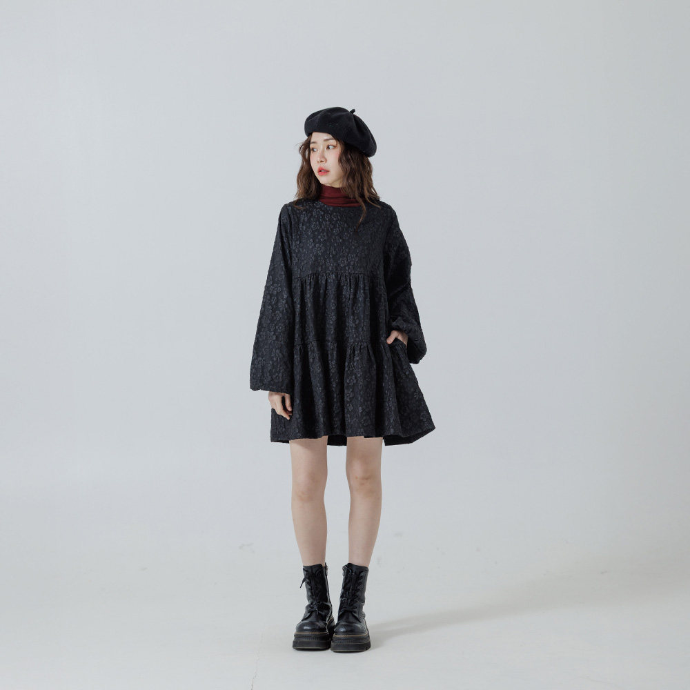 QUEENSHOP 2025秋冬新品女装质感缇花澎袖蛋糕短连衣裙