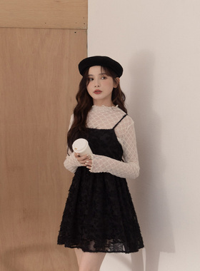 QUEENSHOP 2026春夏新品女装羽毛缇花后镂空绑带短连衣裙01086979