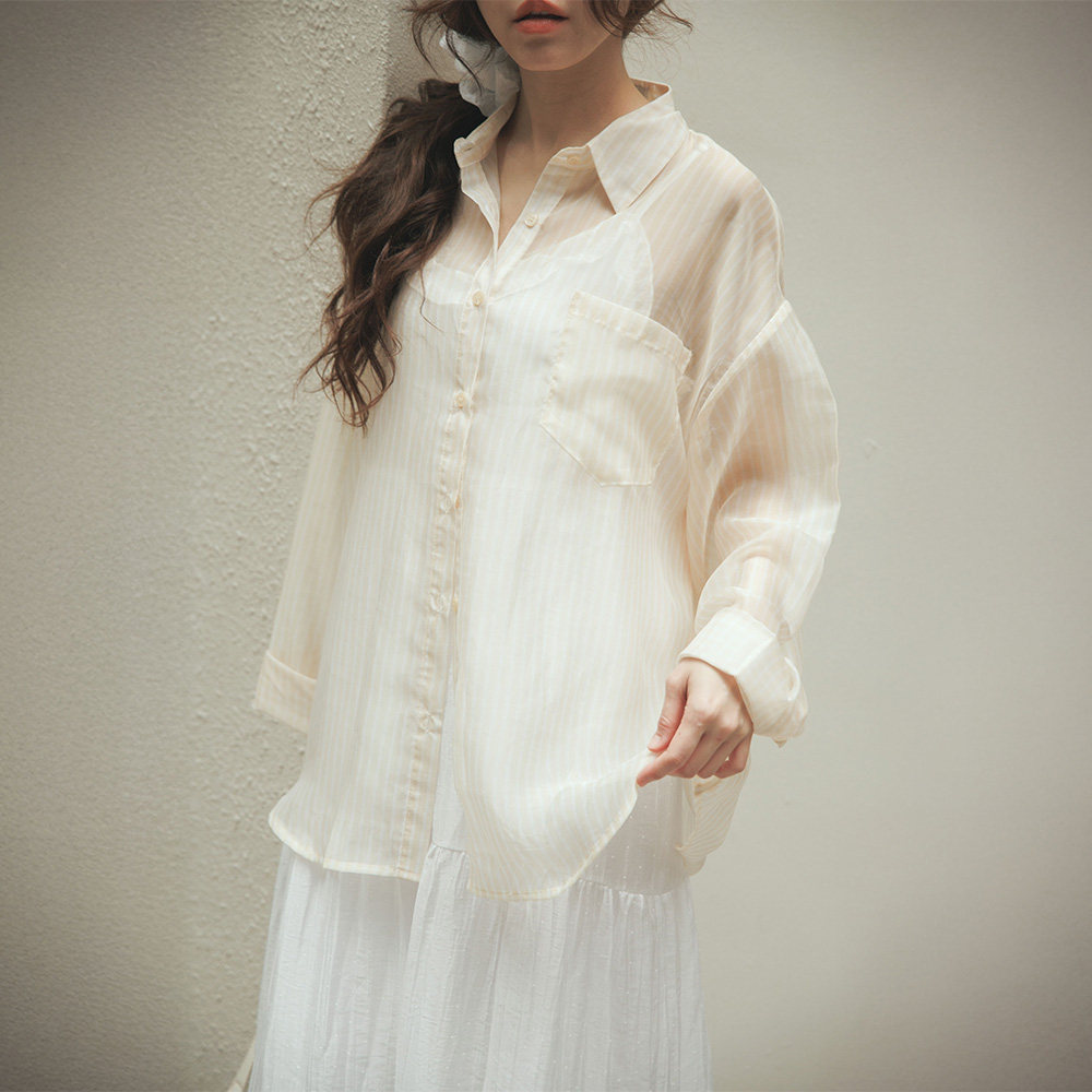 QUEENSHOP 2026春夏新品女装清新透肤条纹单口袋长袖衬衫01025732
