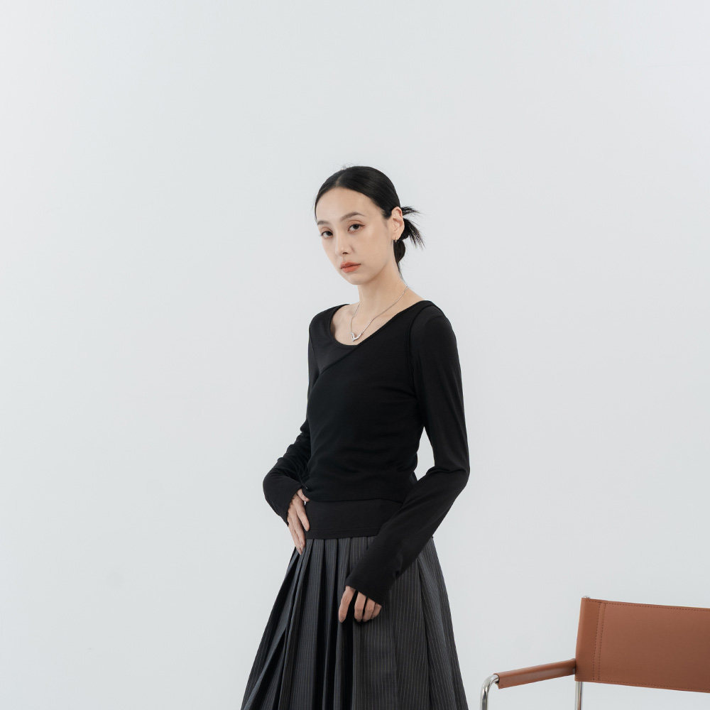 QUEENSHOP 2026秋冬蕾蒂女装简约斜肩两件式背心上衣-黑01140107