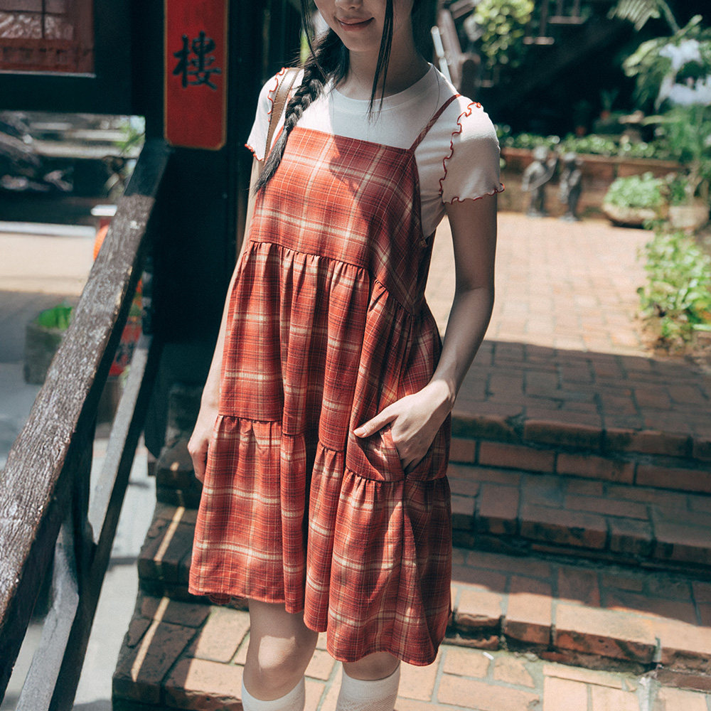 QUEENSHOP 2026秋冬新品女装格纹后绑带蛋糕短连衣裙-红01087343