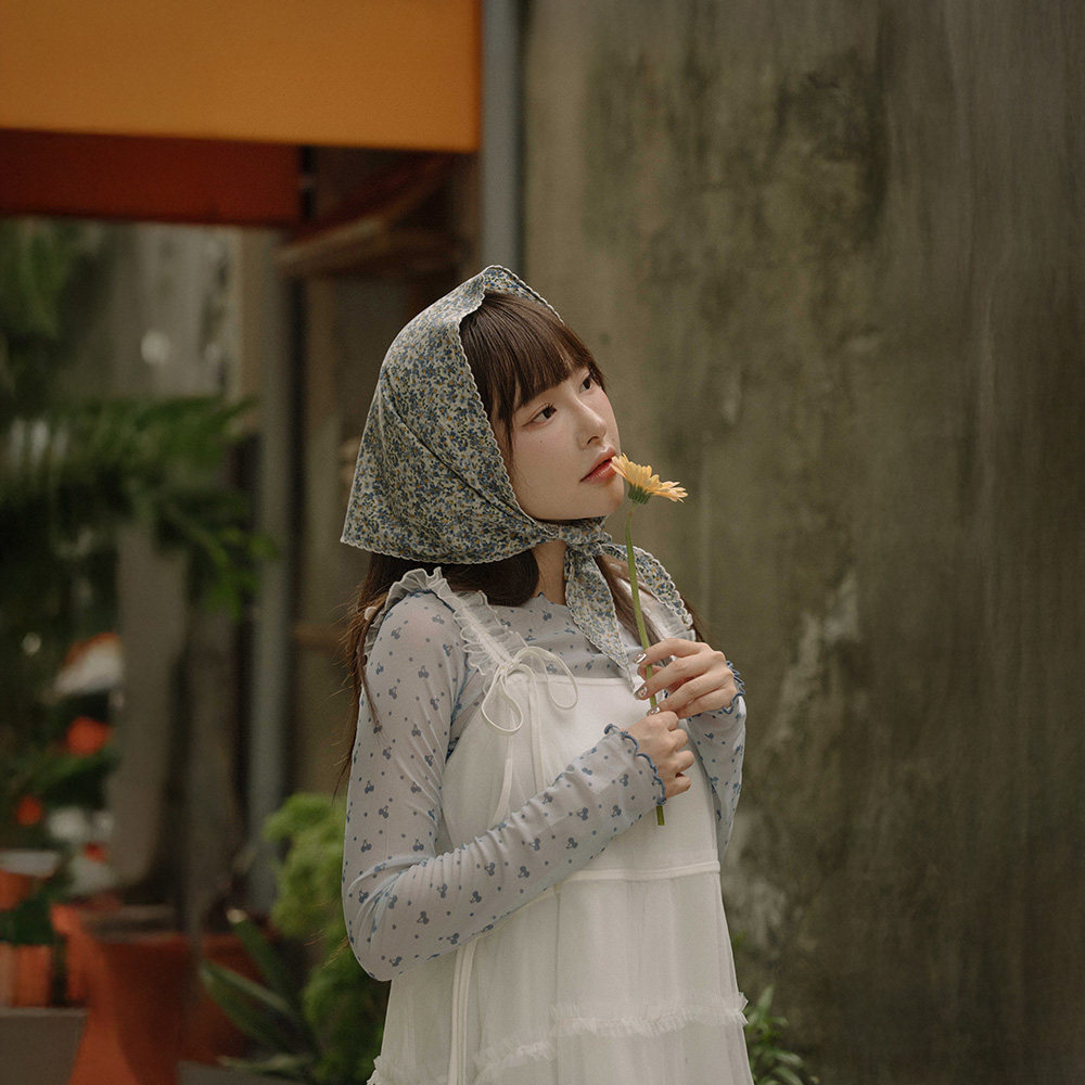 QUEENSHOP 2025秋冬新品女装质感满版碎花造型多用三角