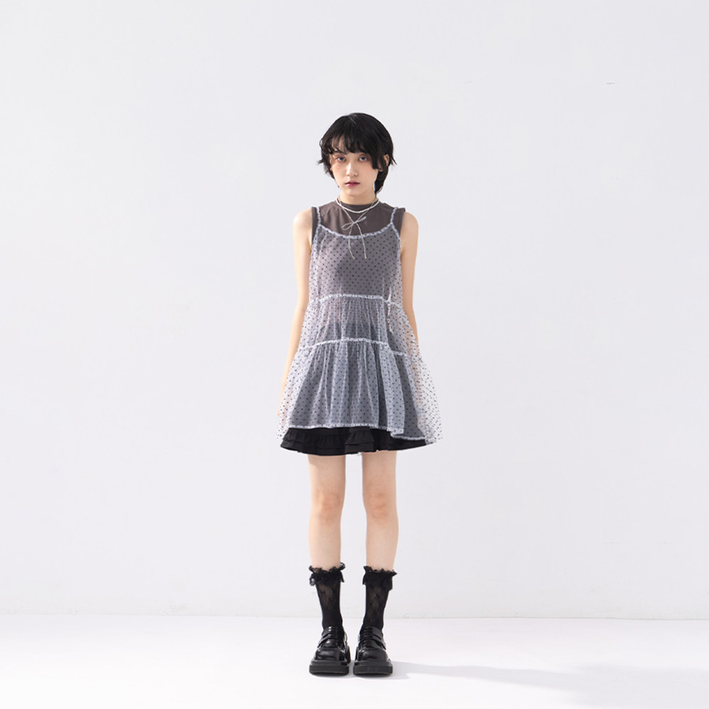 QUEENSHOP 2025秋冬新品女装点点蛋糕剪接造型细肩罩衫