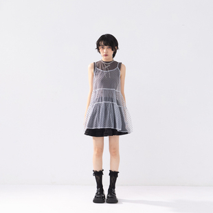 QUEENSHOP 2026春夏新品女装点点蛋糕剪接造型细肩罩衫01099122