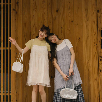 QUEENSHOP 2025秋冬新品女装立体花花网纱细肩双层连衣裙01087099