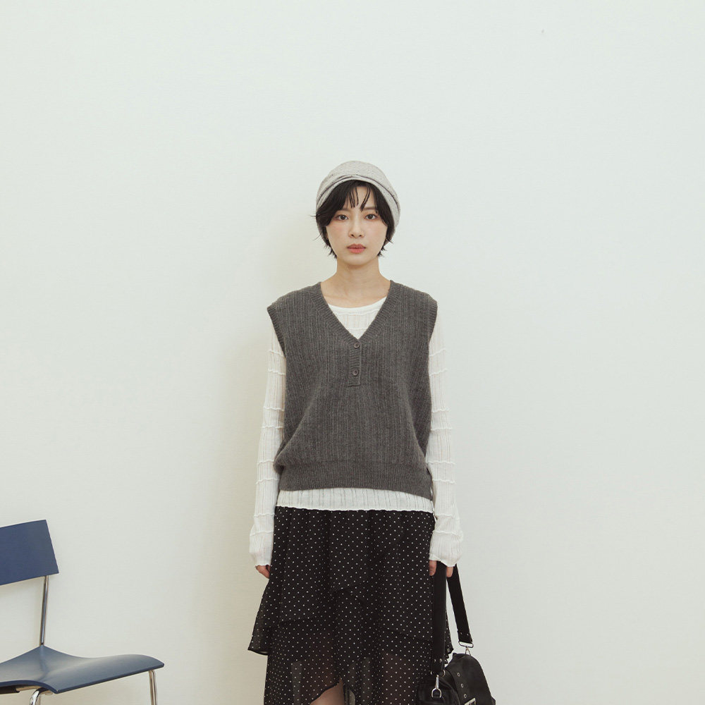 QUEENSHOP 2026秋冬新品女装排扣半门襟V领针织背心-深灰01013562