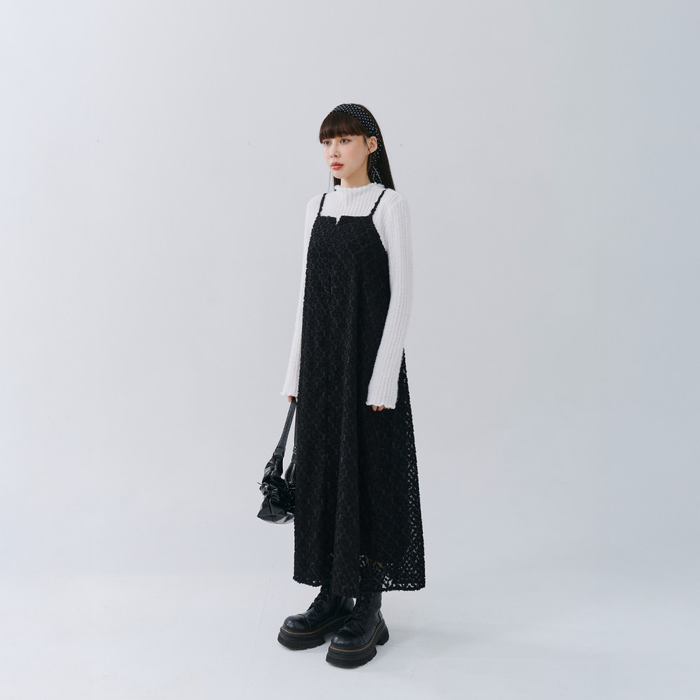 QUEENSHOP 2025秋冬新品女装质感立体绒毛纹理细肩连衣