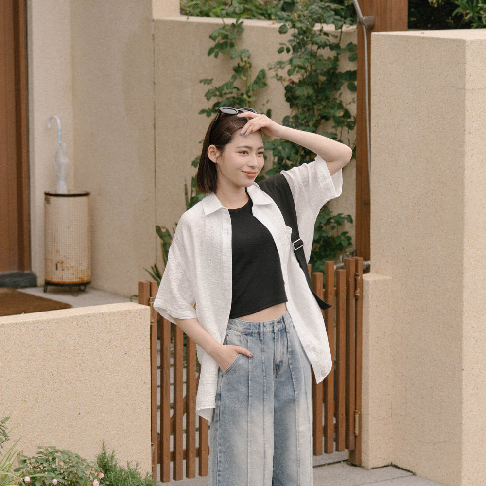 QUEENSHOP 2025春夏新品女装微透肤皱皱纹理短袖衬衫0