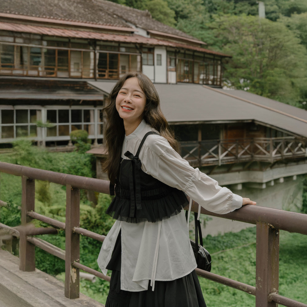 QUEENSHOP 2025秋冬新品女装多层网纱剪接绑带拉链背心