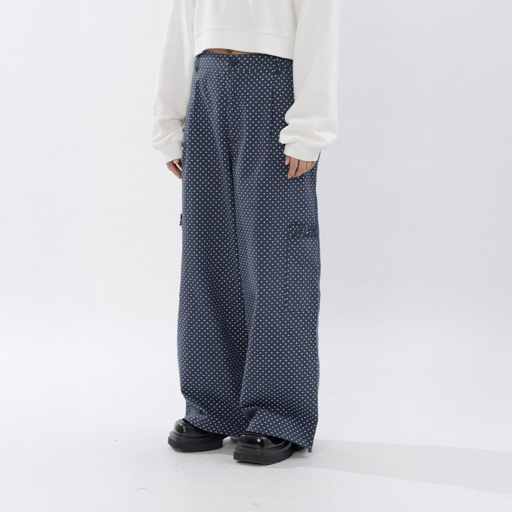 QUEENSHOP 2025秋冬新品女装波点荷叶口袋设计直筒长裤