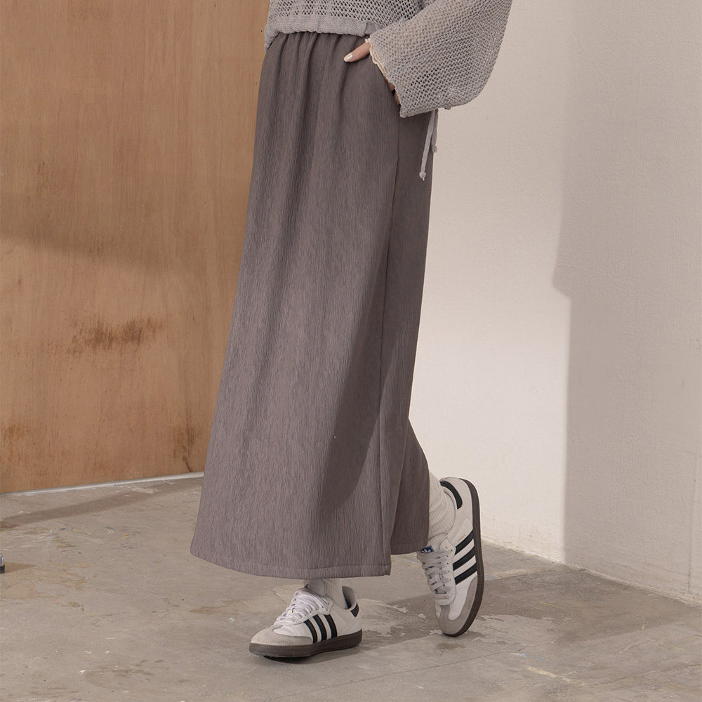 QUEENSHOP 2025秋冬新品女装皱皱纹理后开衩直筒半身长