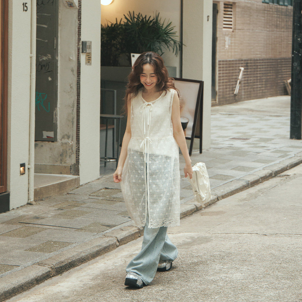 QUEENSHOP 2026春夏新品女装缇花镂空双绑带长版罩衫背心01099750