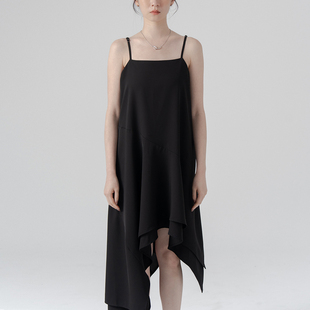 黑01087264 蕾蒂不对称裙摆细肩连衣裙 QUEENSHOP 2026春夏女装