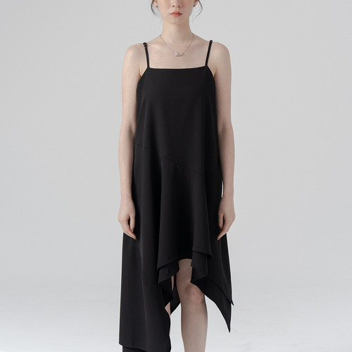 QUEENSHOP 2026春夏女装蕾蒂不对称裙摆细肩连衣裙-黑01087264