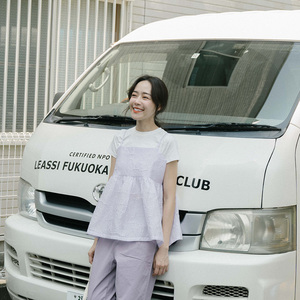 QUEENSHOP 2023秋冬新品女装质感立体压纹设计伞摆背心01097813