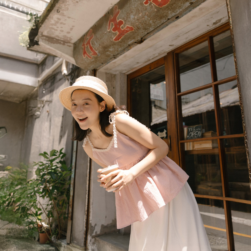 QUEENSHOP 2025春夏新品女装编织花花绑带格纹伞摆背心