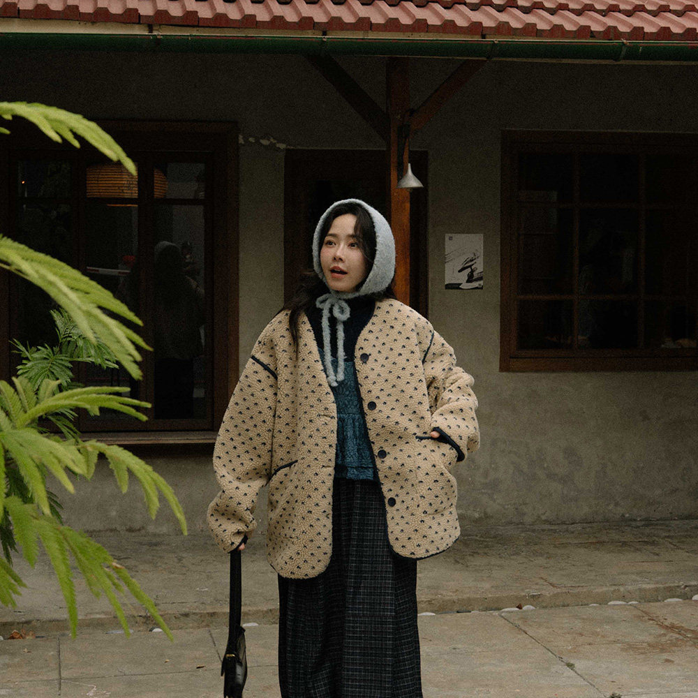 QUEENSHOP 2025秋冬新品女装配色爱心造型保暖毛绒厚外