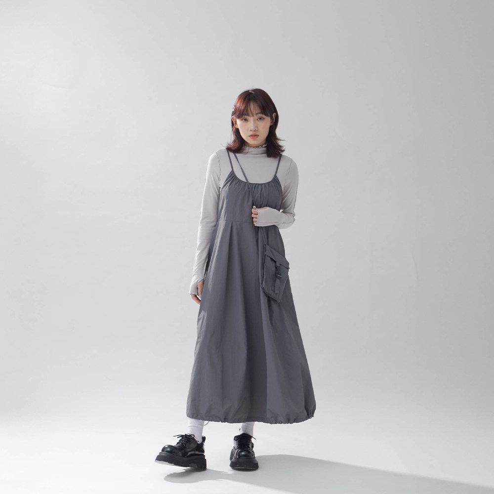 QUEENSHOP 2025秋冬新品女装附小包工装抽绳细肩长连衣