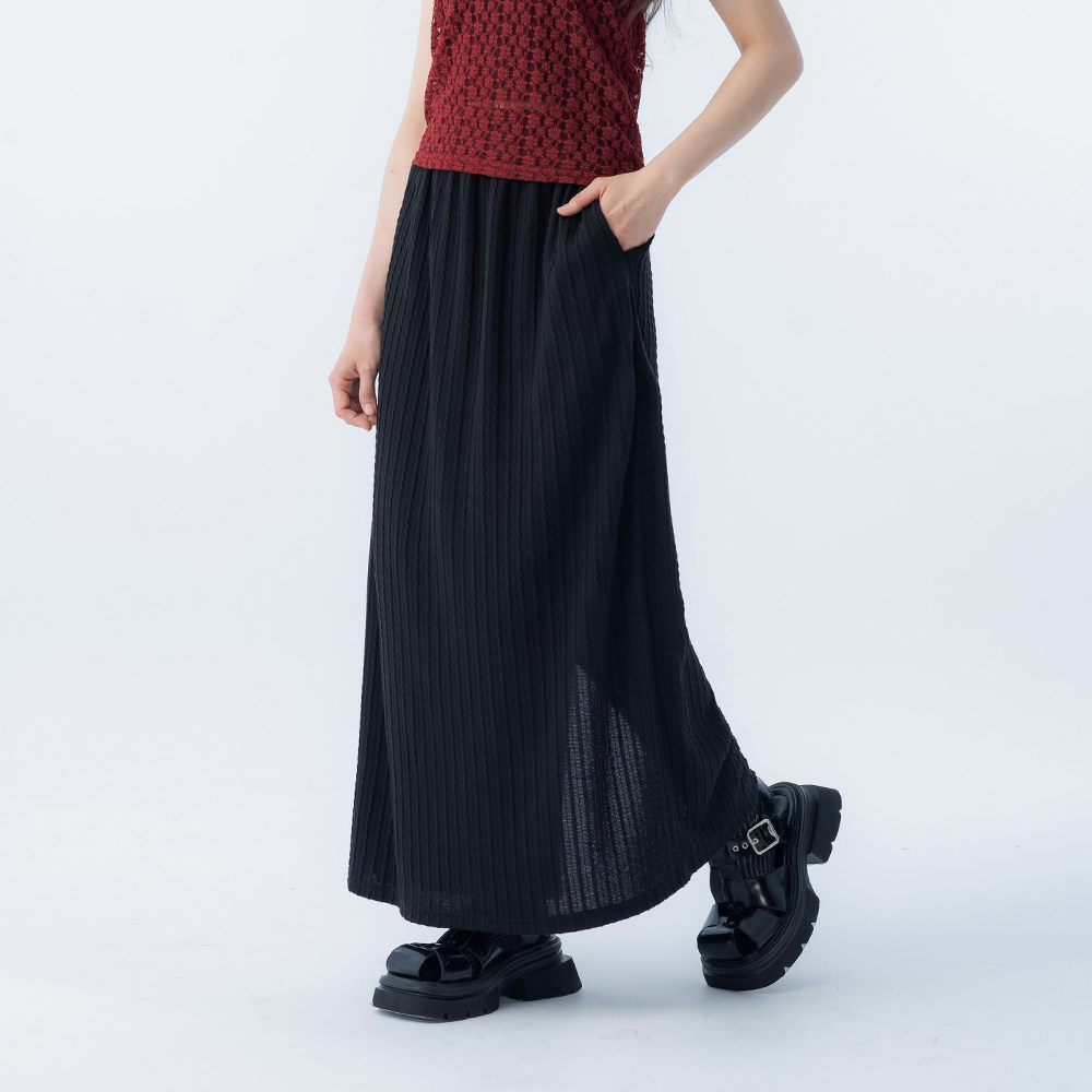 QUEENSHOP 2026春夏新品女装纯色麻花织纹造型直筒长裙03021738