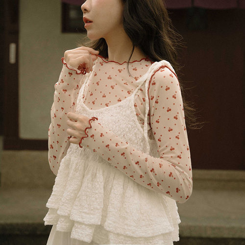 手绘樱桃木耳边透肤上衣