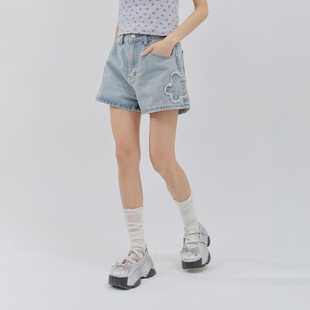 QUEENSHOP 2026春夏新品女装可爱立体不收边花朵牛仔短裤04130342