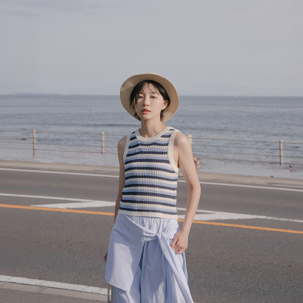 QUEENSHOP 2026春夏新品女装立体织纹配色条纹针织背心01099774
